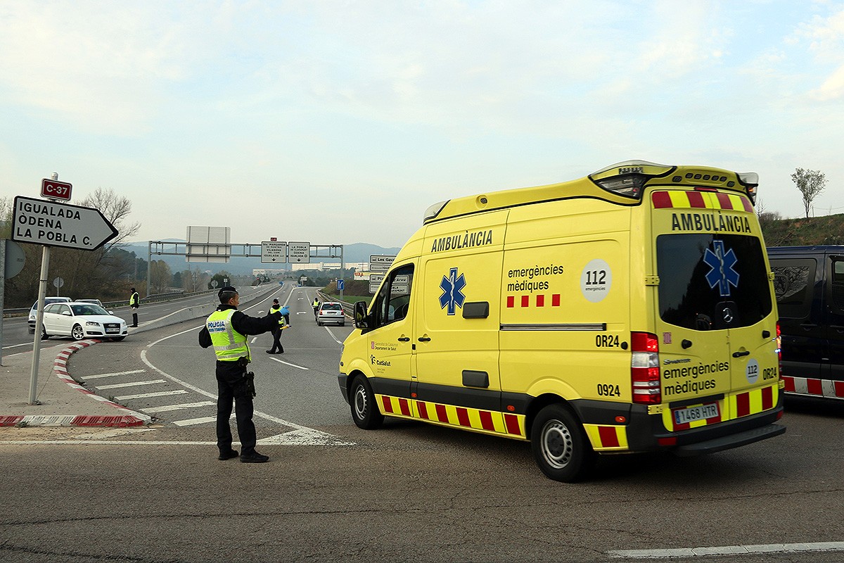 El control d'accés a Igualada amb una ambulància entrant a la zona. Imatge del 13 de març del 2020