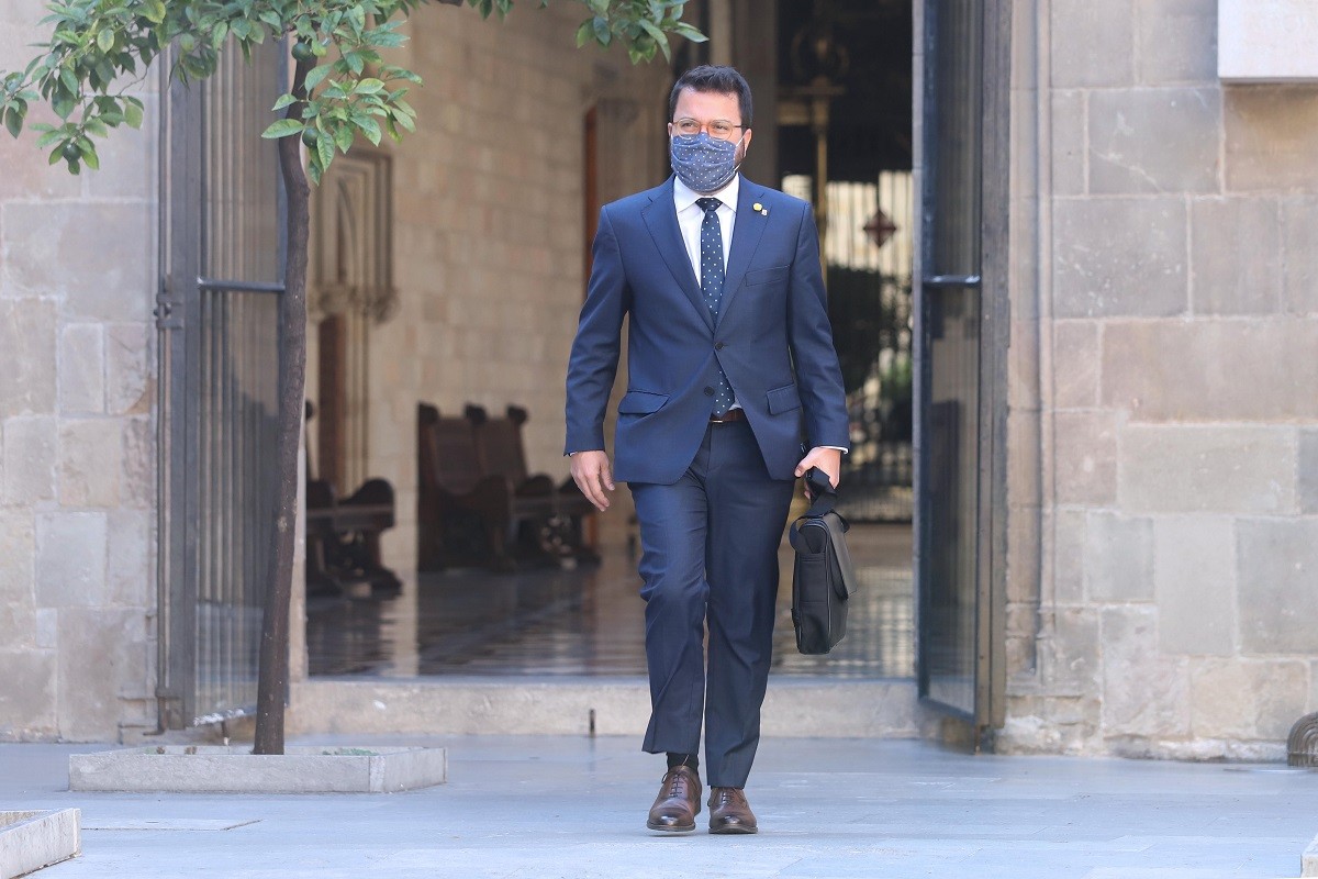 El vicepresident amb funcions de president, Pere Aragonès, anant a una reunió de Govern 