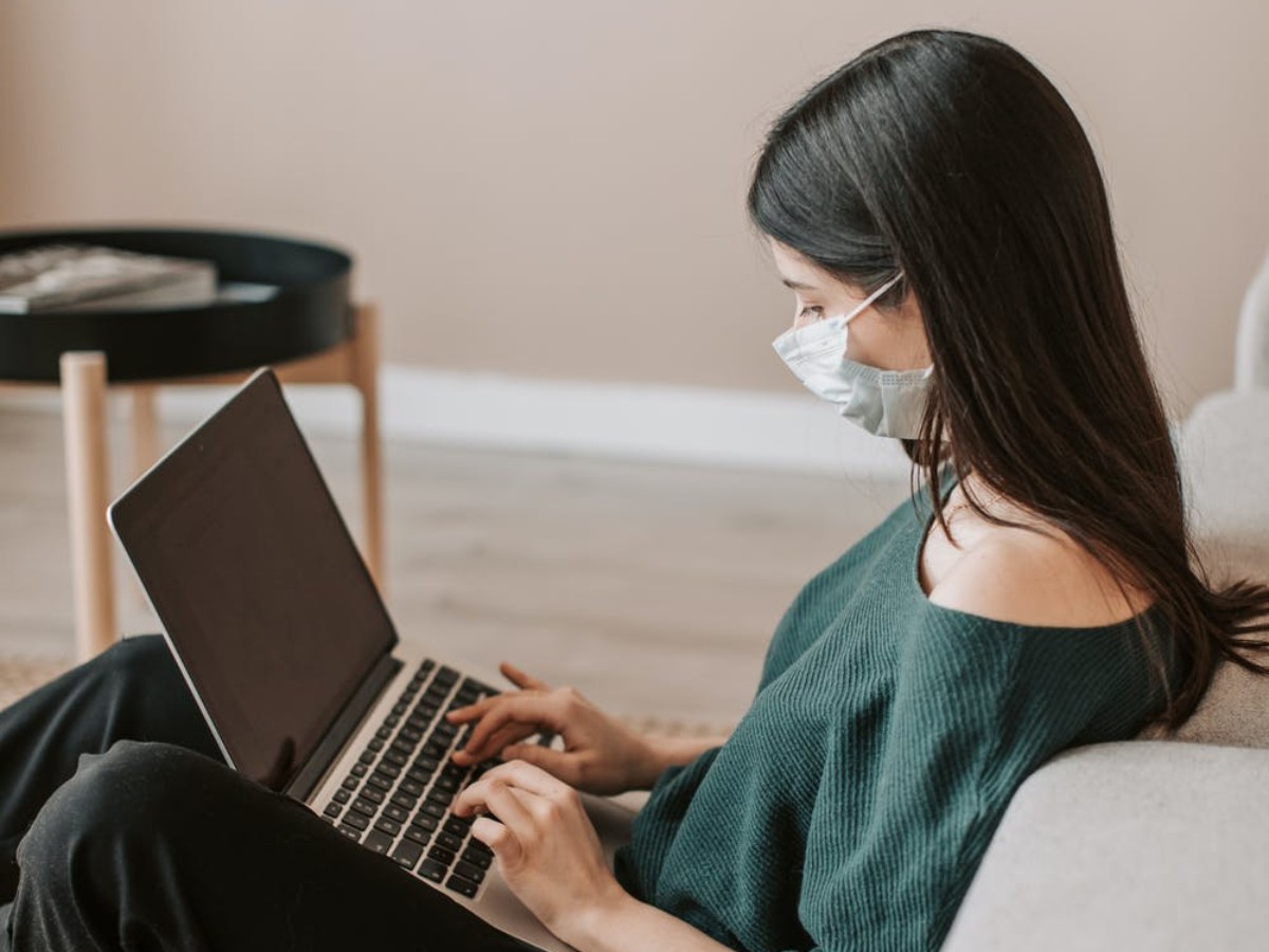 Una dona passejant amb mascareta
