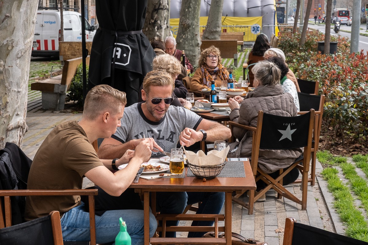 La terrassa d'un bar al passeig de Sant Joan de Barcelona