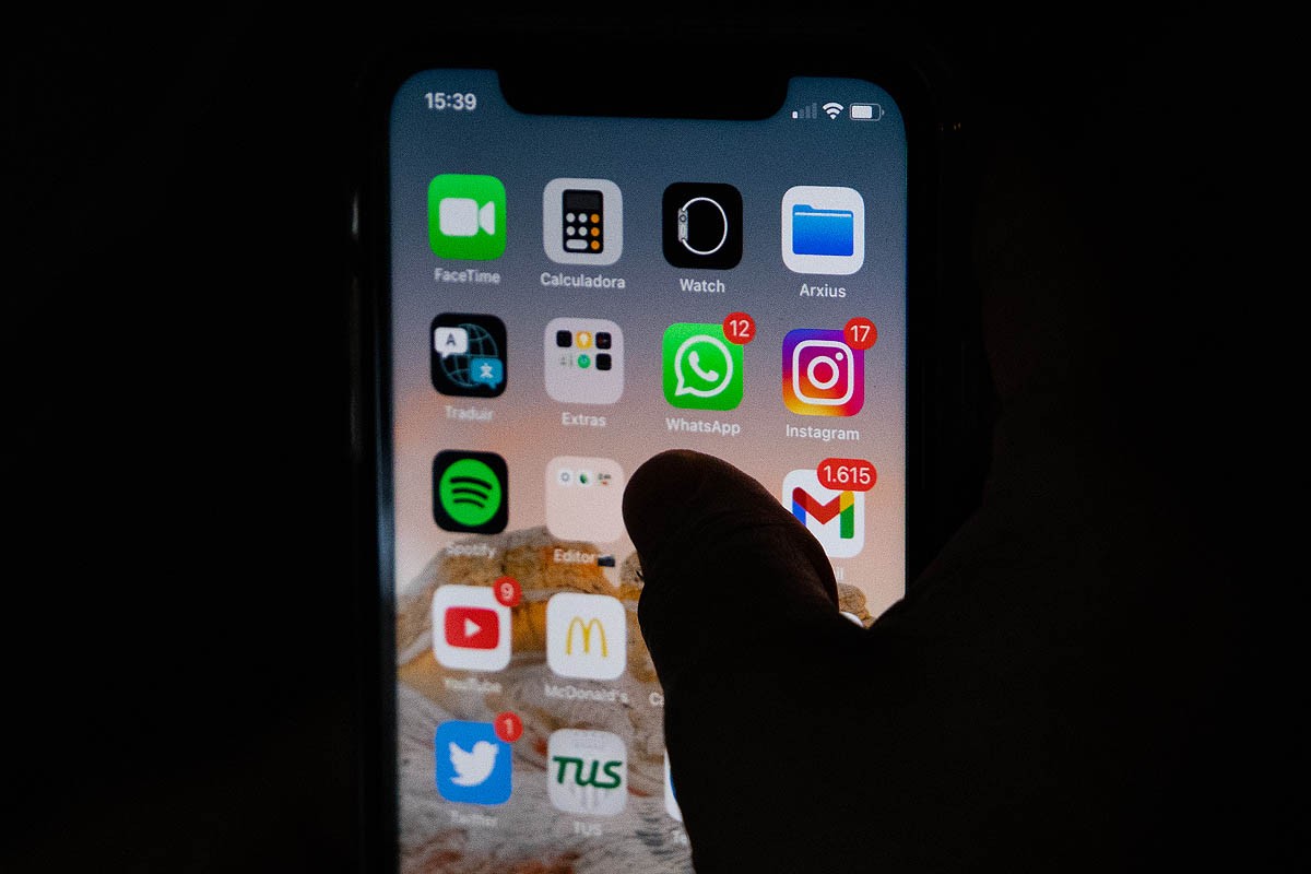 Una persona utilitzant el mòbil