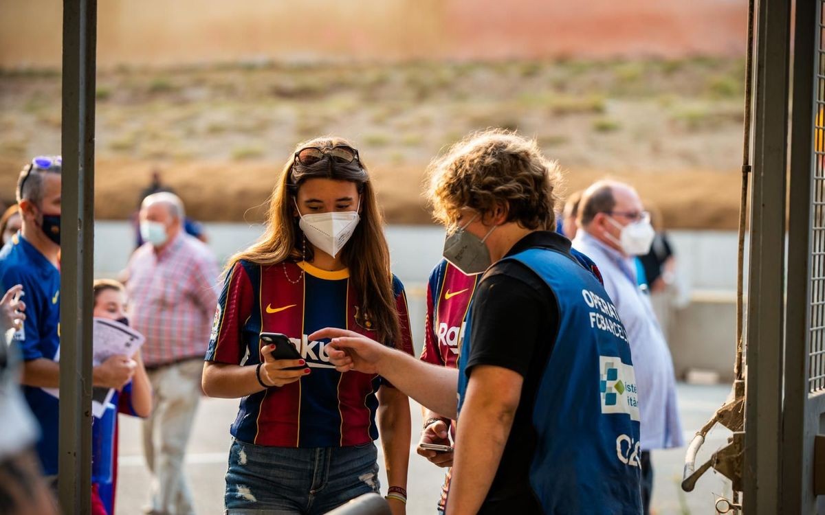Una aficionada entrant al Camp Nou
