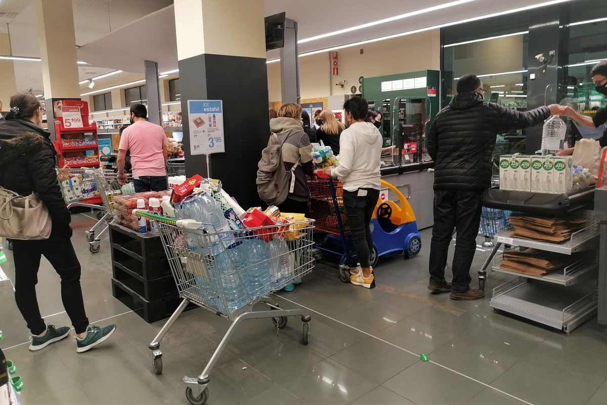 Gent comprant en un supermercat